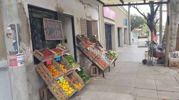 Video: le robaron dos cajones de tomate de la camioneta frente a la escuela Normal