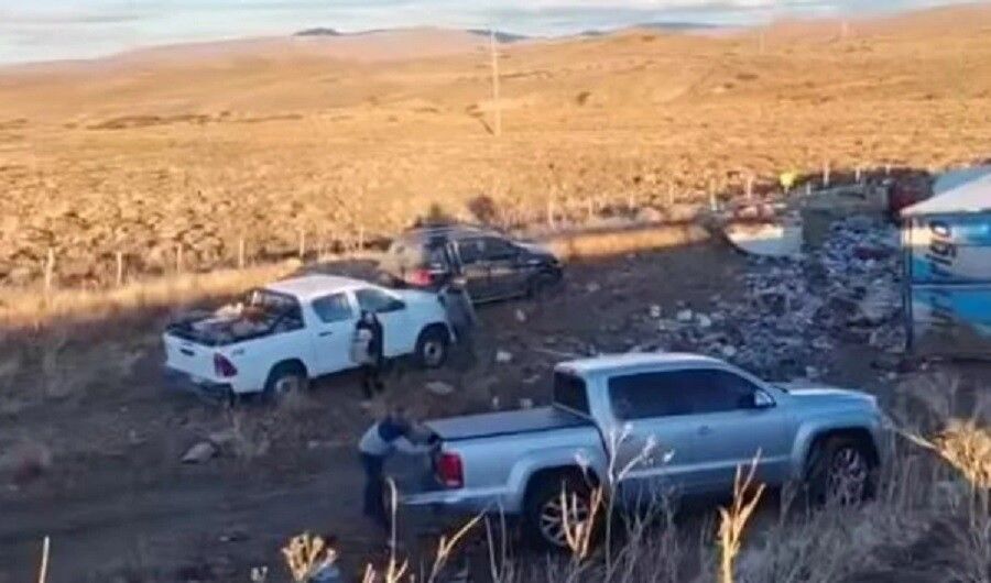 Saquean un camión que volcó en la Ruta 40 con el chofer muerto