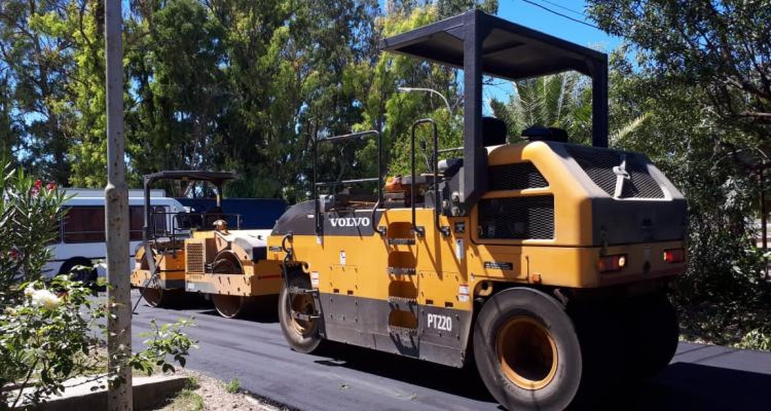 Retomaron las obras de asfalto prometidas para varios barrios y esperan continuar