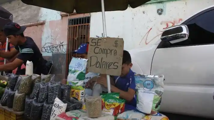 VENEZUELA Y SUS RAREZAS: el país donde un dólar vale 0,80 centavos