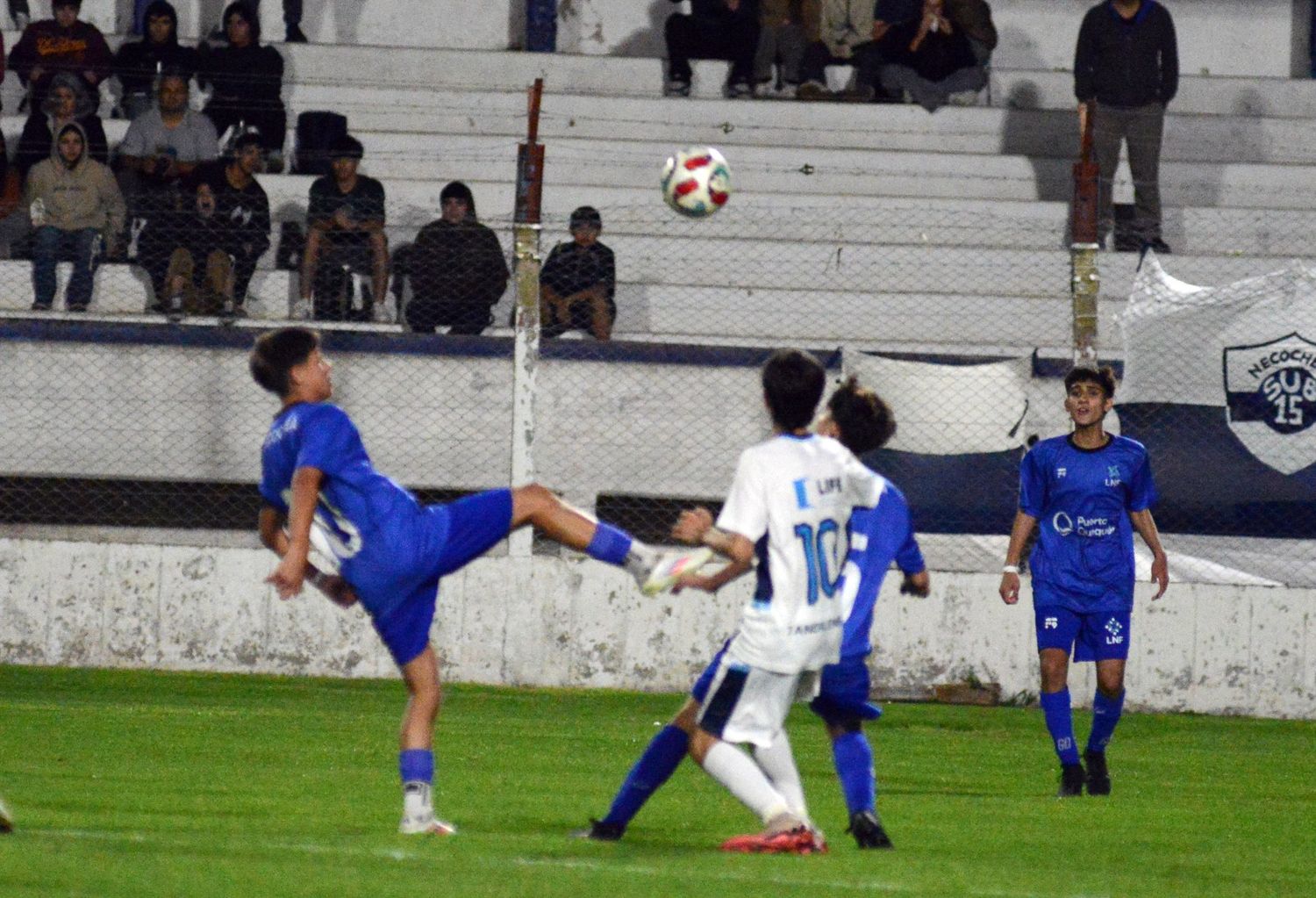 Una imagen del duelo entre Tandil y Necochea en el partido de ida del Sub 15.