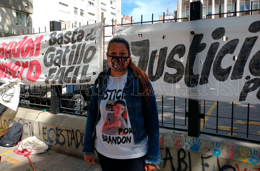 Familiares de Brandon Romero reclamaron justicia en Tribunales: "Agarré los expedientes de mi hijo yo"