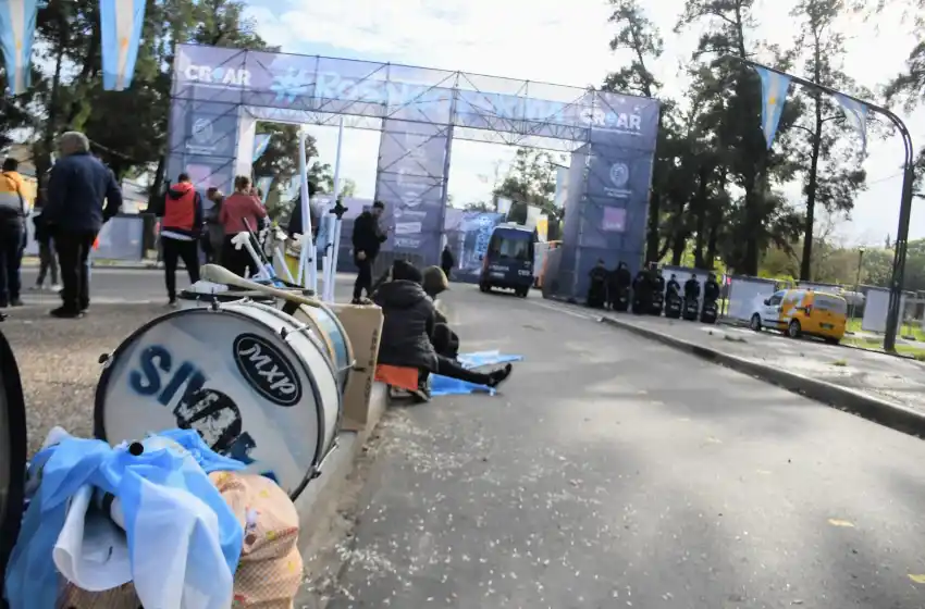 Sigue la protesta de vendedores ambulantes en los juegos Crear: acusan a la Municipalidad de incumplir promesa de trabajo