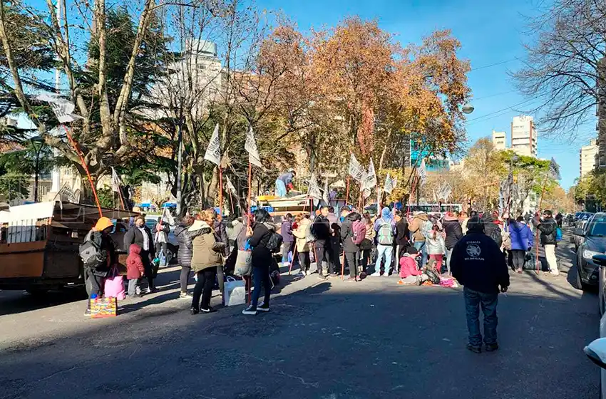 Acampe frente a la Municipalidad: "Nosotros venimos a quedarnos"