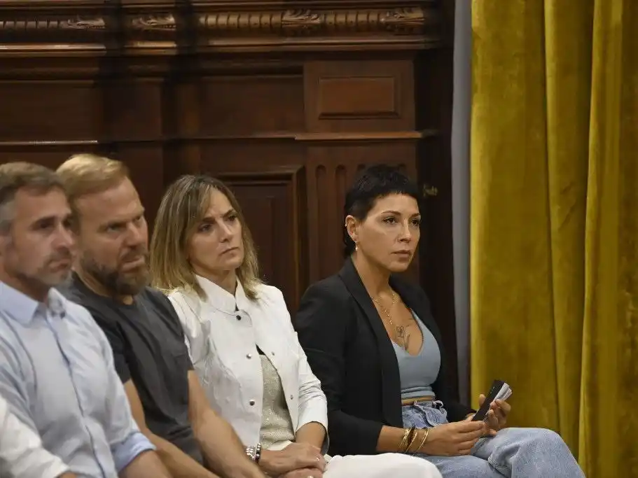 Mayra Mendoza y Julián Álvarez presentes en la conferencia de prensa.