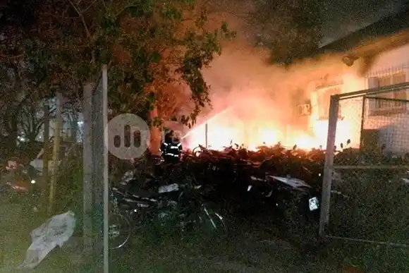 Se prendió fuego un depósito policial repleto de vehículos secuestrados