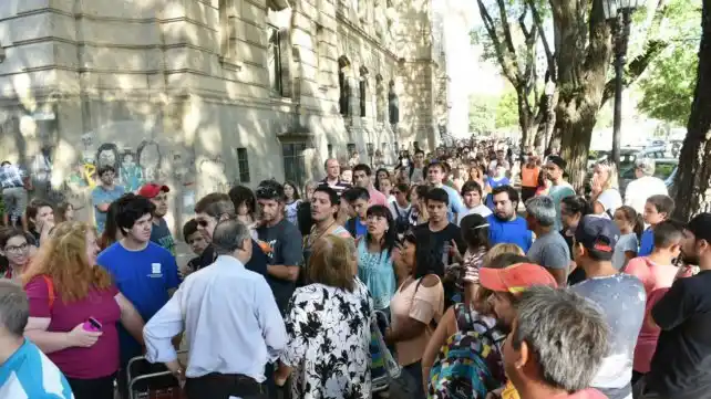 Largas colas para vacunarse contra la fiebre amarilla