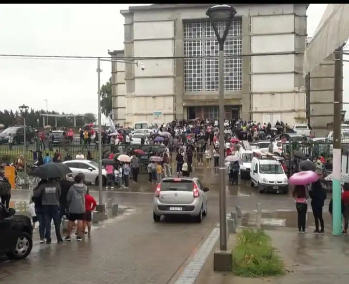 ¿Messi en el santuario de San Nicolás?: Mucha gente fue a la iglesia esperando al diez