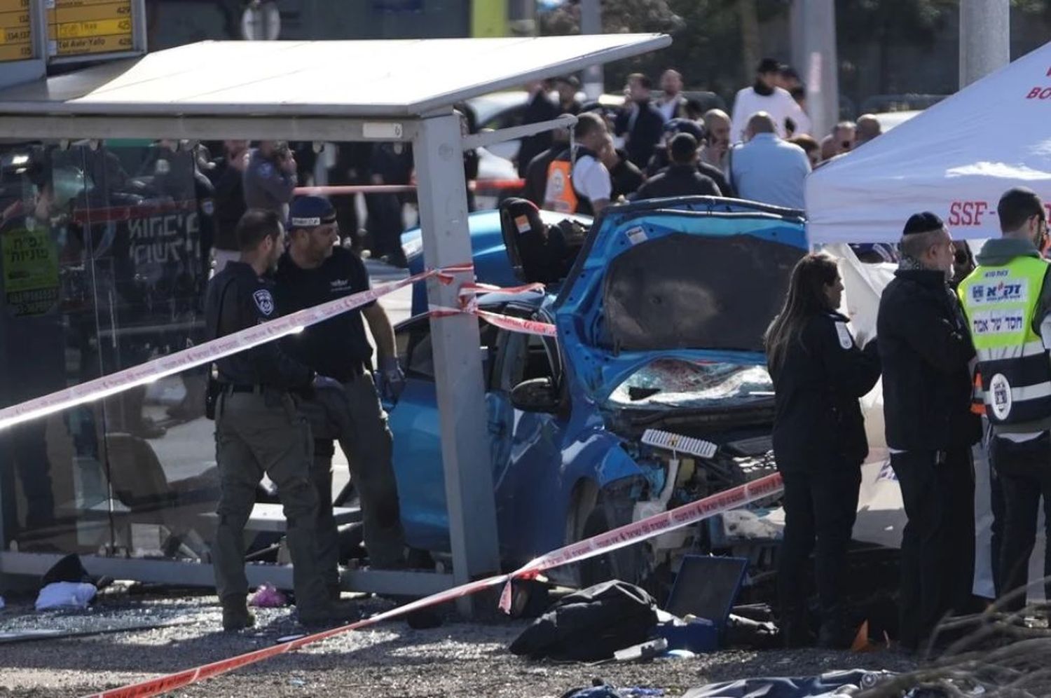 Atentado en Jerusalén: estrelló su auto contra personas que esperaba el colectivo y mató a dos