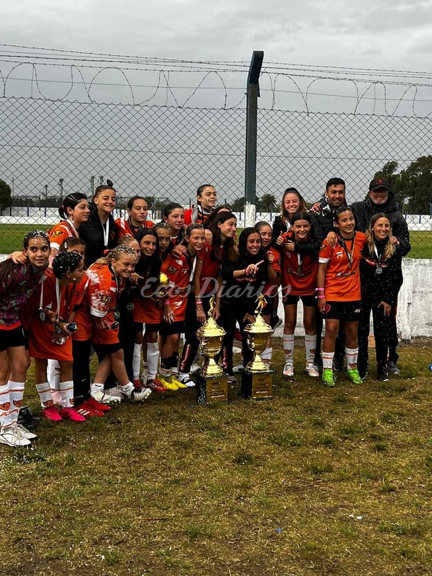 Los planteles. Las campeonas junto a sus entrenadores en las categoría sub-12 y sub-14