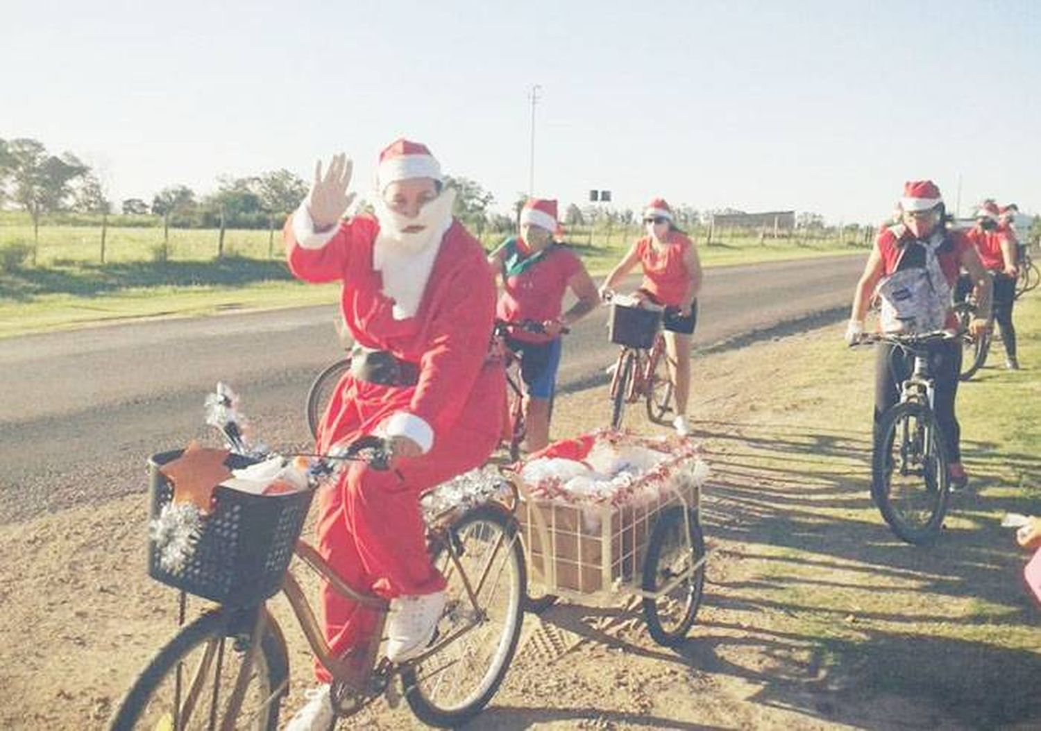 Papá Noel en bicicleta  recorrió las calles 