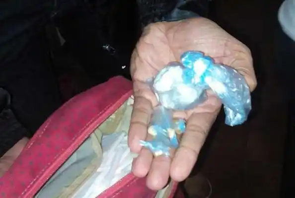 Llevaba 11 cebollines de cocaína en el monedero