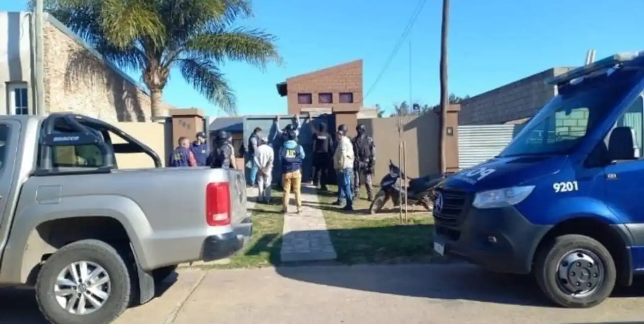 Amplio operativo policial en tres viviendas de Villa Eloisa.