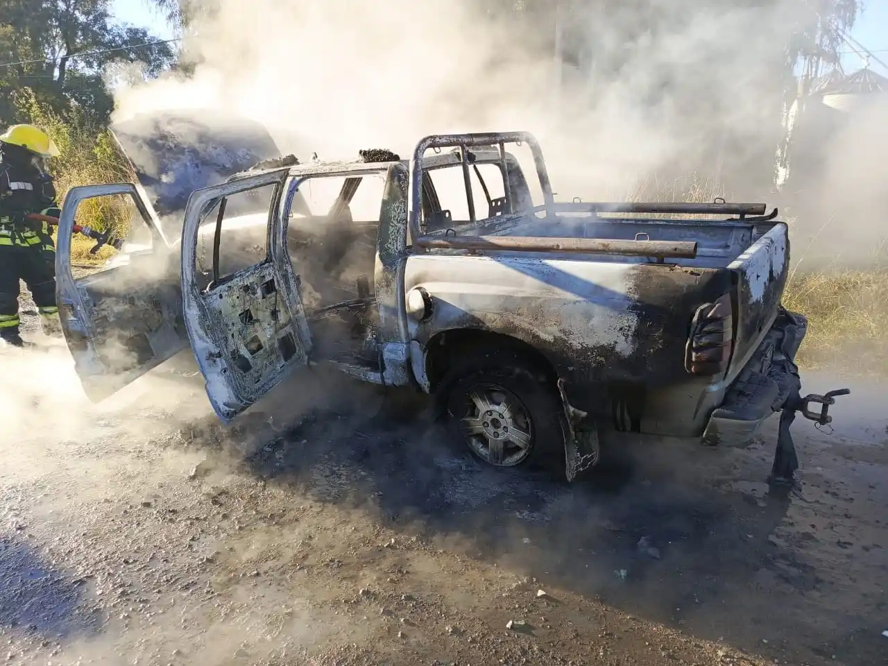 La camioneta completamente afectada por las llamas.