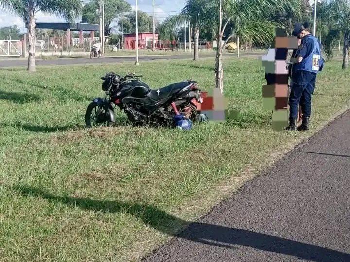Motociclista con lesiones leves tras volcar en el acceso norte