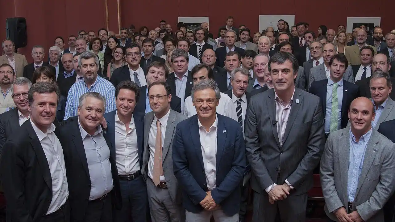 26 empresas paranaenses firmaron convenios con el Gobierno para incorporar programadores