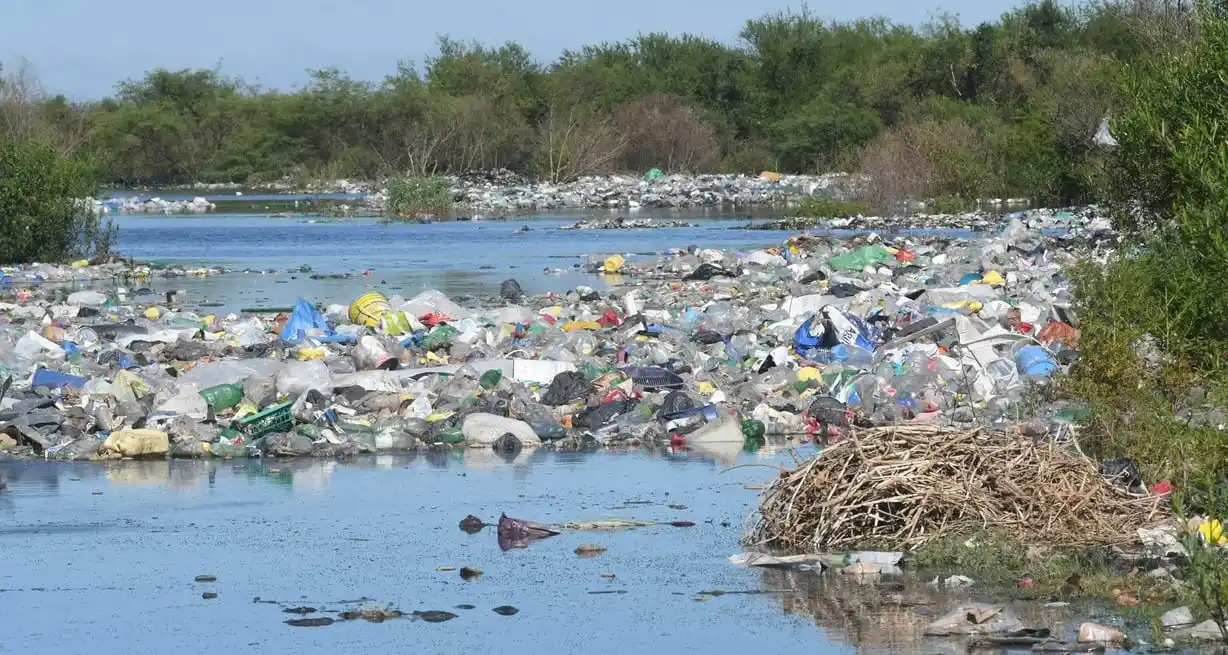 Imagen del basural ubicado a la altura del callejón Pintos, San José del Rincón. Crecida del río Paraná, año 2023. Foto: Flavio Raina.