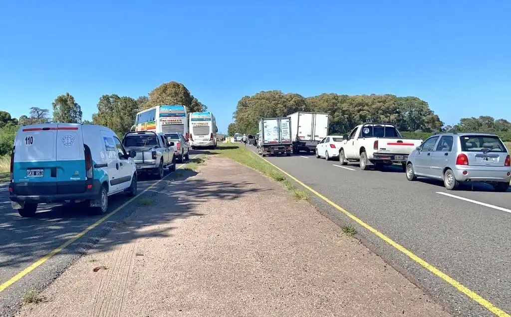 Protesta de guardavidas con corte de ruta en la entrada de Monte Hermoso generó caos de tránsito