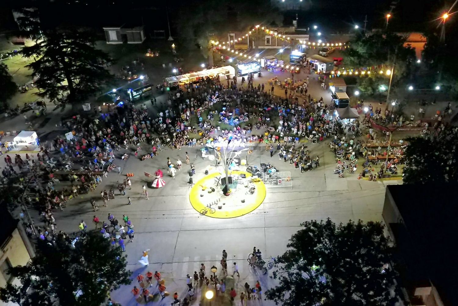 Gran participación de murgas y público. Foto Municipalidad de Villa Cañás.