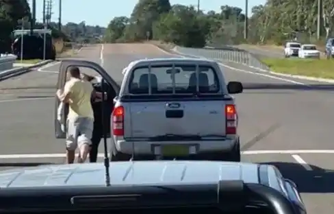 La tremenda trompada de un hombre a una mujer tras una discusión 