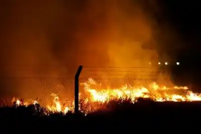 Video: un impactante incendio arrasó un depósito de camiones sobre la Ruta 1