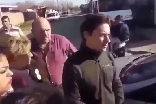 Tensa visita del ministro Sánchez Zinny a la escuela 49 de Moreno donde murieron dos personas