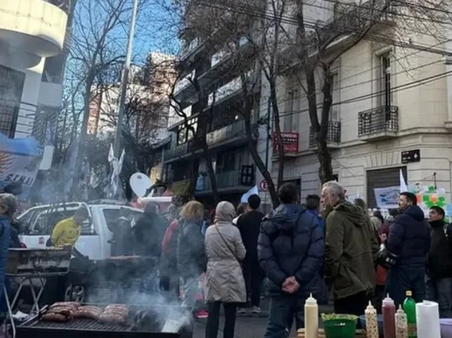 El pedido de la Ciudad se debe a la presencia permanente de militantes, lo que genera trastornos en una zona altamente transitada.