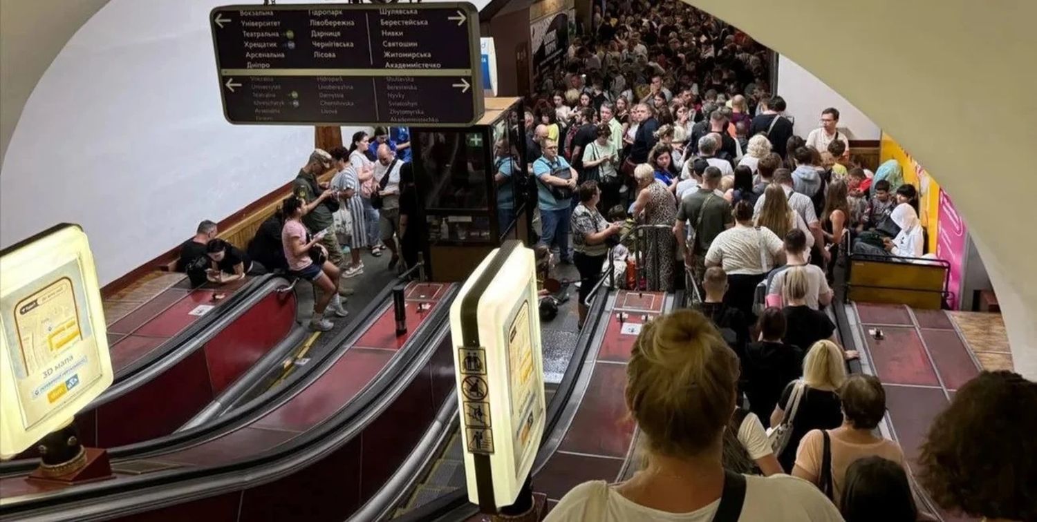 Civiles se refugian en un subte ante ataques aéreos en Ucrania. Foto X @UkraineWorldEsp