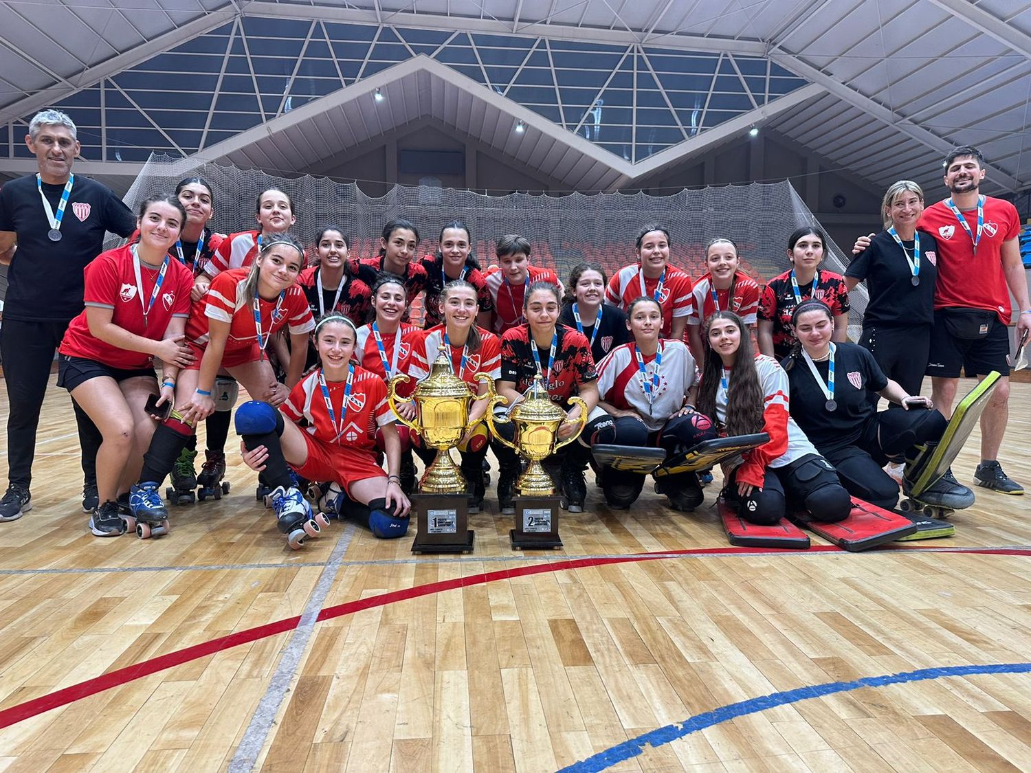 Momento inolvidable: el plantel de Independiente posa con el trofeo de campeón argentino de Cadetes 2023 en San Juan.