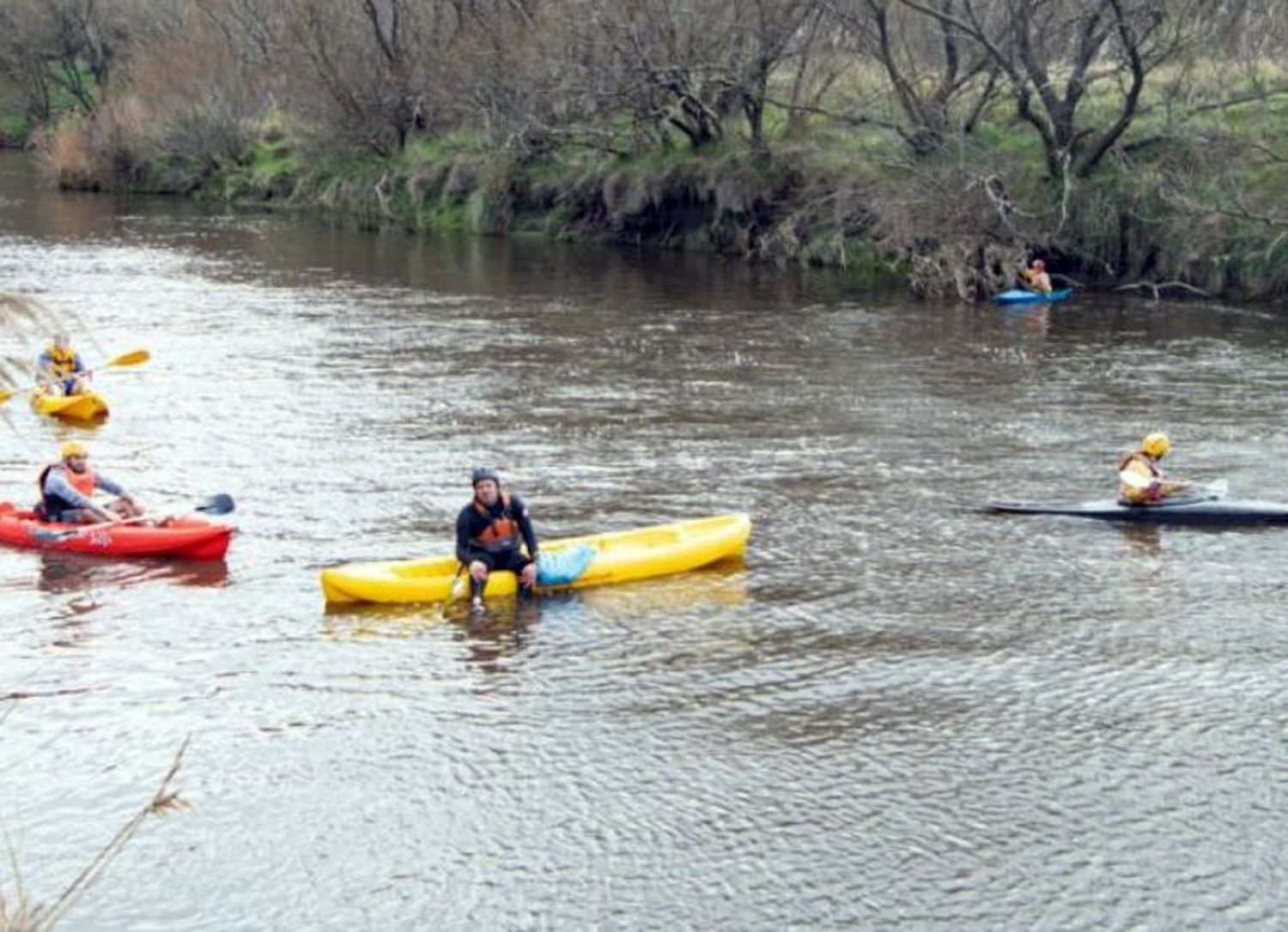 Labor de limpieza. Se realizó ayer en el río Quequén