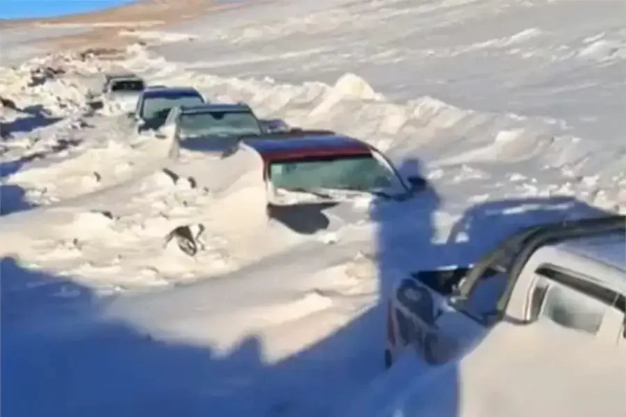 La camioneta en la que iban Marisa Corvalán y Ezequiel Fuchs quedó completamente tapada por la nieve.