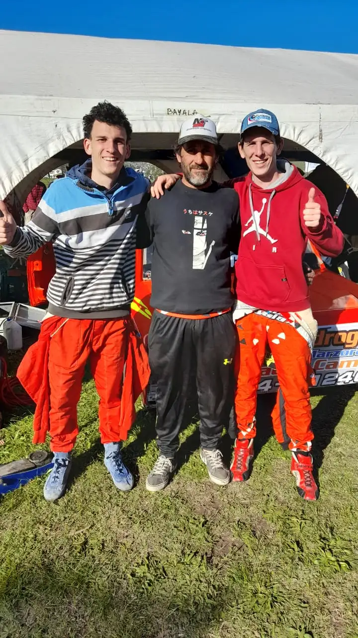 Gonzalo y Lucas Bayala, con el chasista "Leo" Algarte.