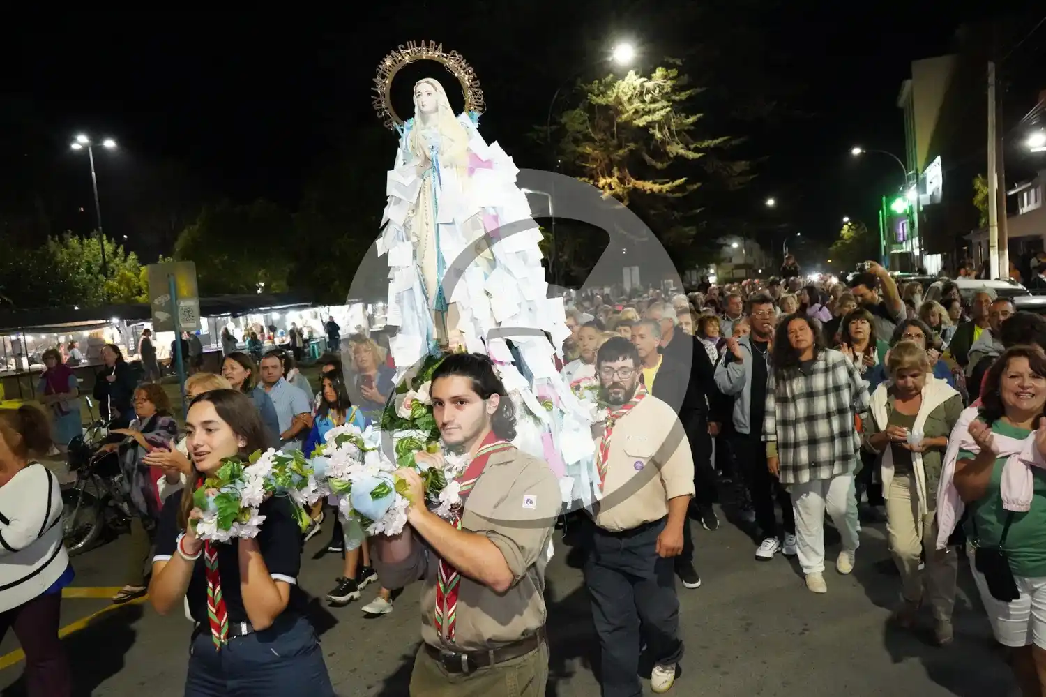 Buen número. De fieles participó de la misa y procesióncomo en el rosario participó una