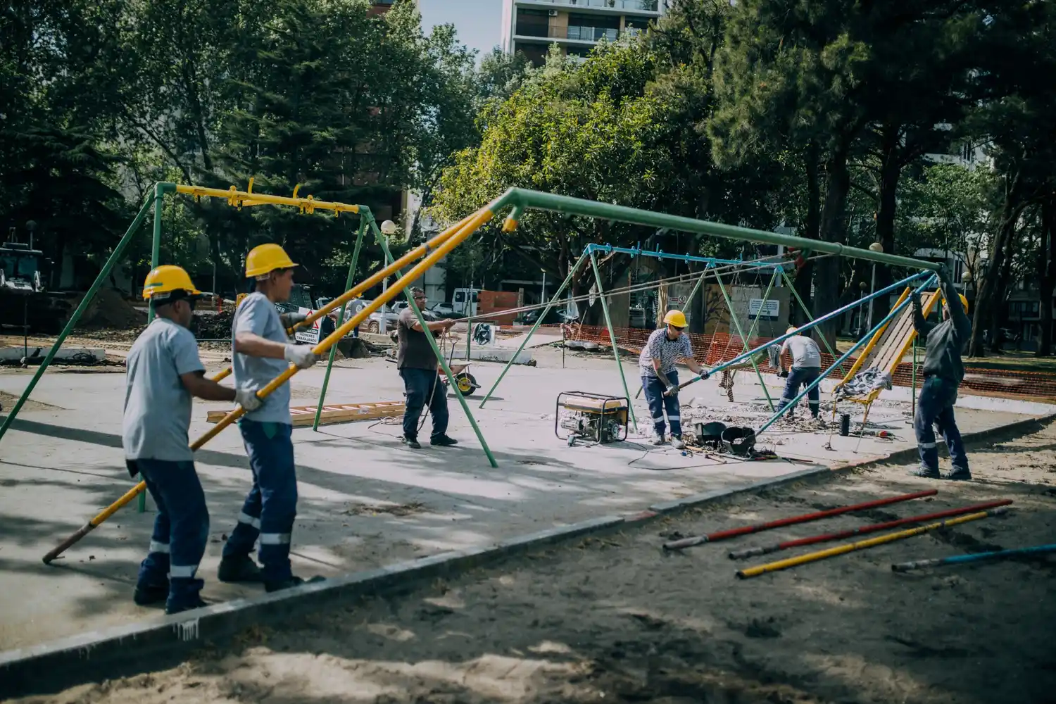 El sector arenero y la reconstrucción de los sanitarios, continúan las obras que dotarán de un nuevo diseño a la Plaza Mitre.