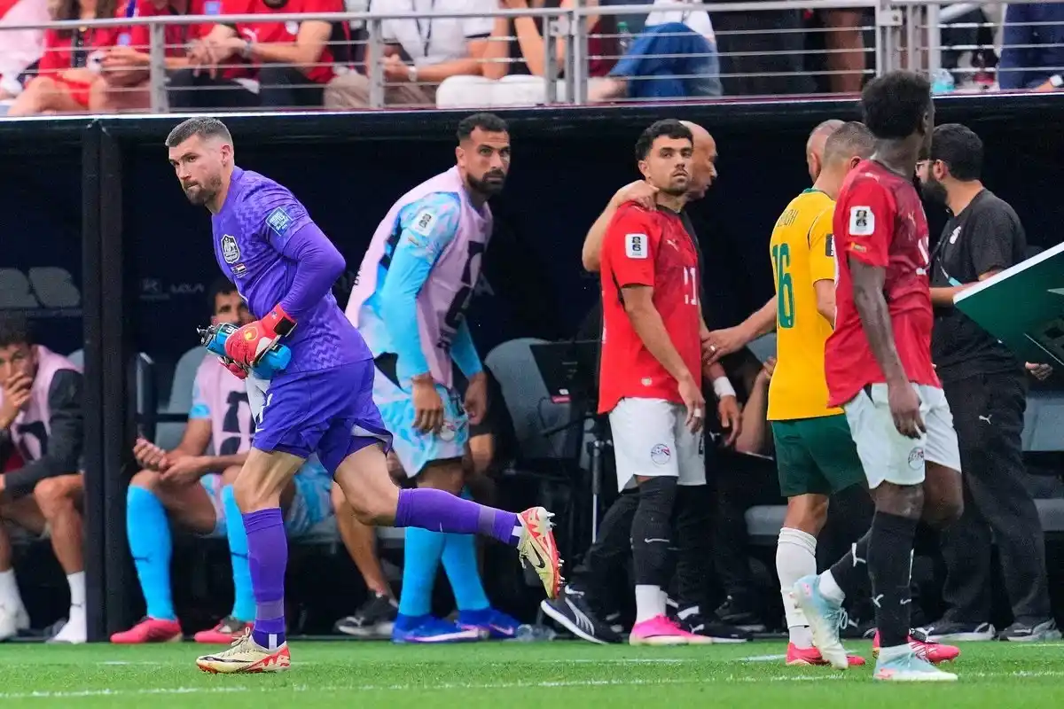 Mathew Ryan entró para transformarse en héroe: no agarró ni uno.
