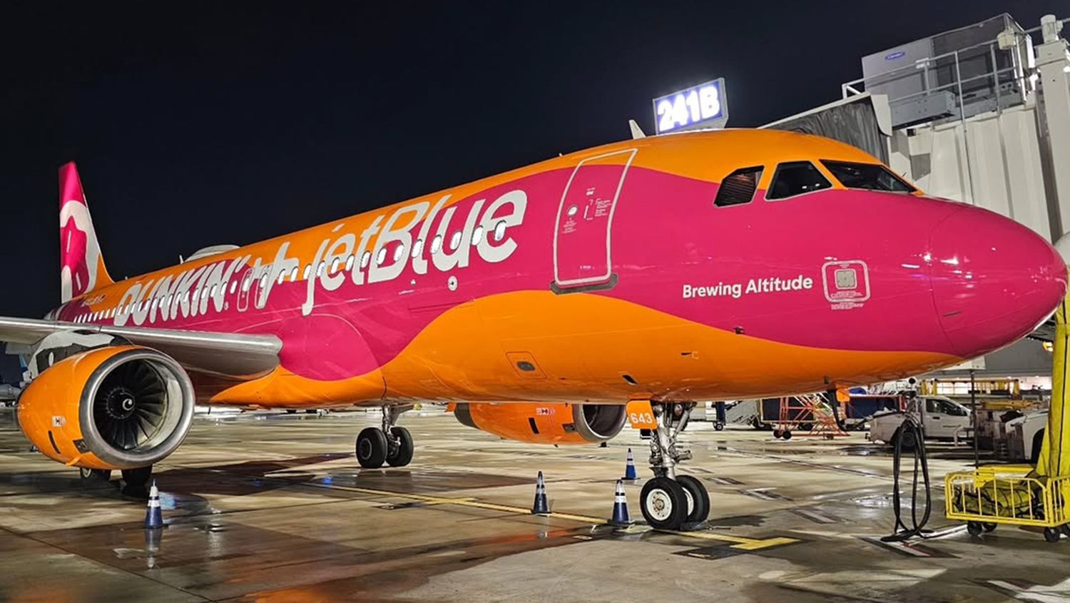 Airbus A320 de JetBlue con los colores de Dunkin' Donuts (Foto: mco747 Instagram)