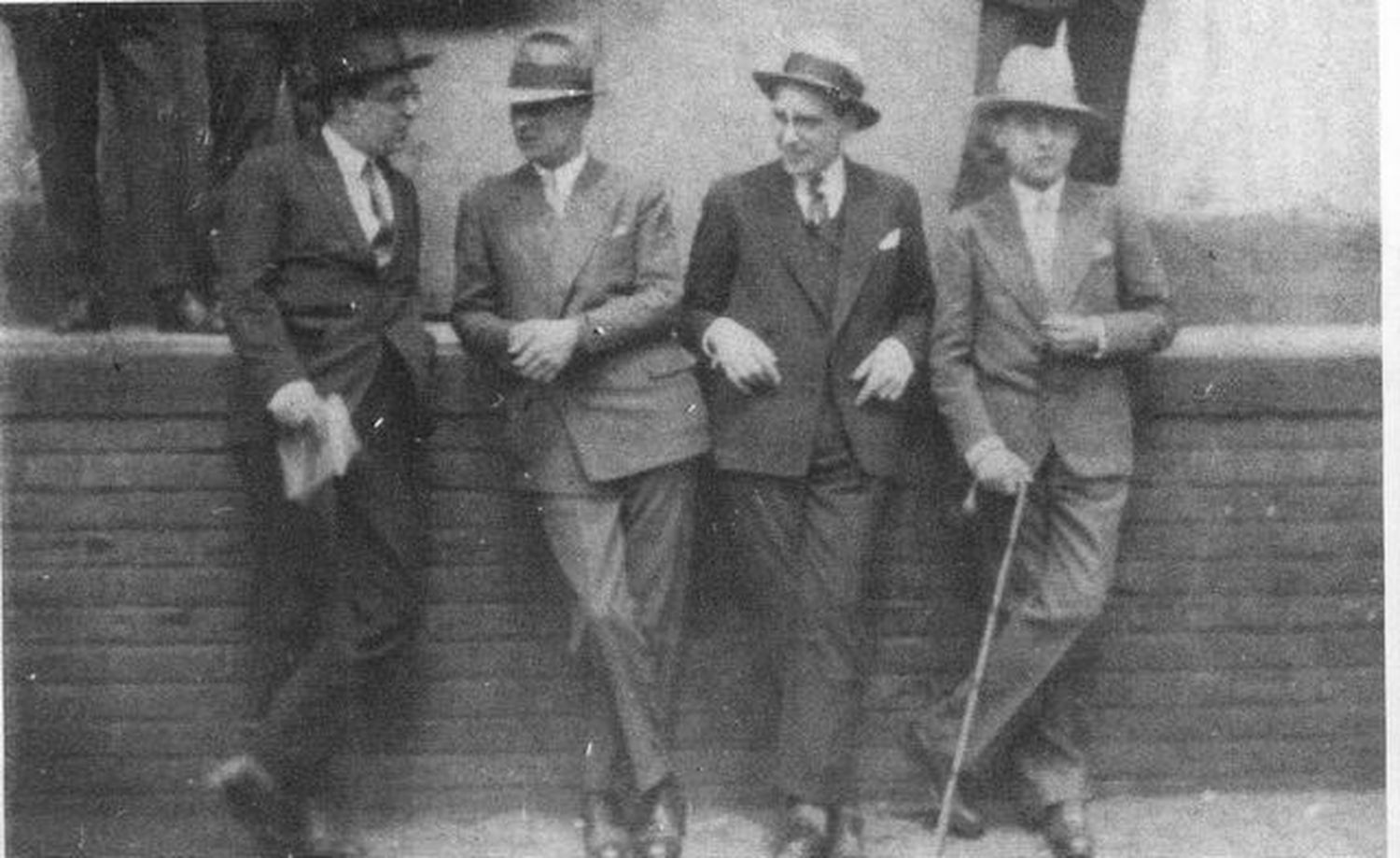De izquierda a derecha Jorge Luis Borges, Sergio Piñero, Carlos Mastronardi y Guillermo de Torre (1927)