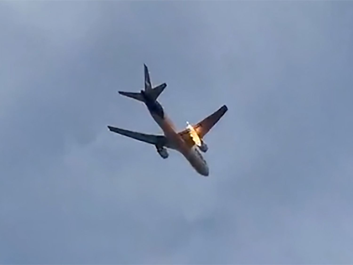 Boeing 767F de FedEx realiza aterrizaje de emergencia en Newark tras impacto con ave y fuego en el motor: Esto Sabemos