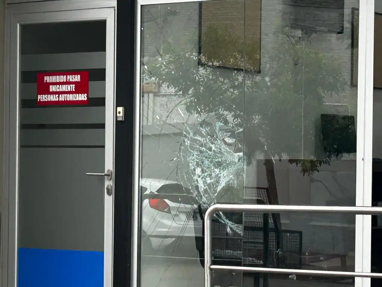 A los golpes con un escombro, hizo estallar los vidrios del Registro Automotor y quedó filmado