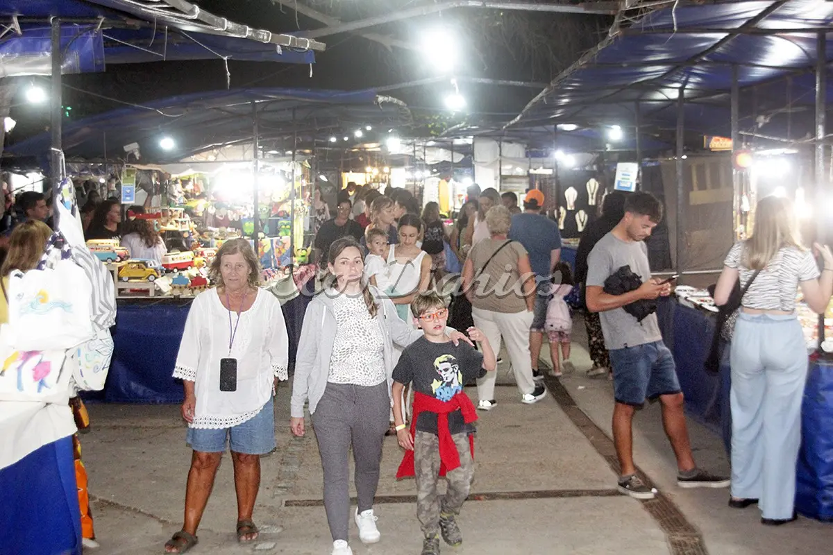 Feria. Los artesanos en la plaza San Martín, de la Villa Díaz Vélez