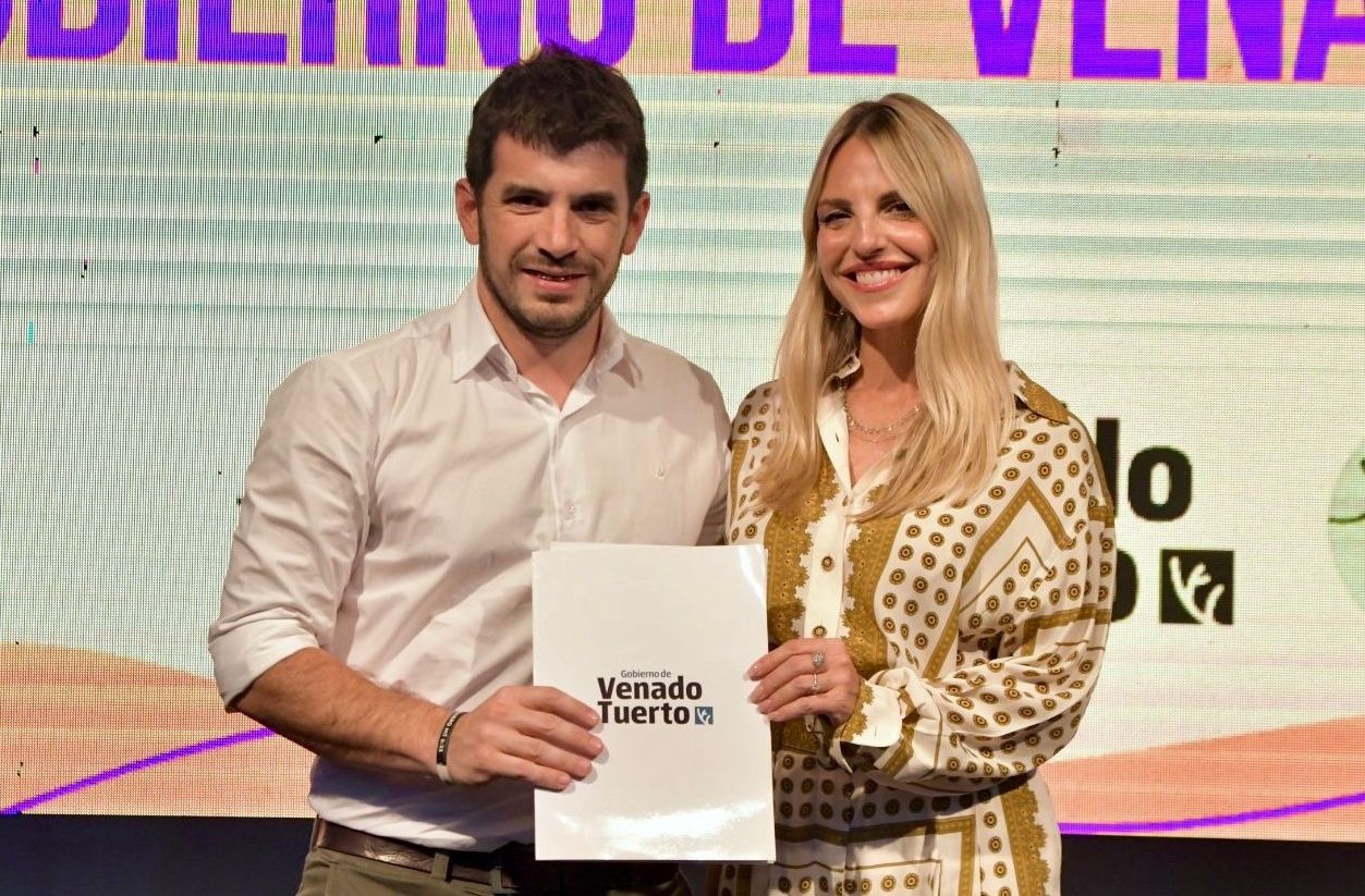 El intendente Chiarella y Helga Yasci, presidenta de la Fundación Trewa, tras la firma del convenio. Foto: MVT