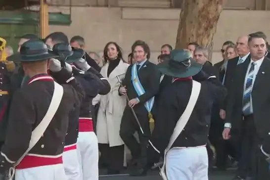 Milei recorrió a pie la calle Rivadavia hasta la Catedral.