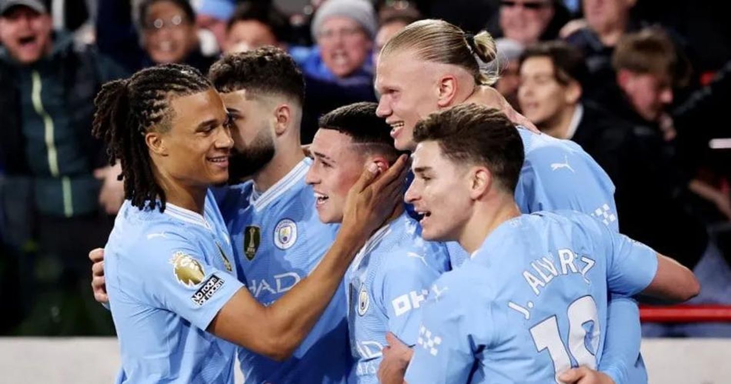 Todos los abrazos son para Phil Foden, autor de los tres goles del City