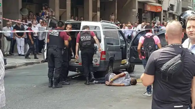 Al menos tres heridos y dos detenidos en un tiroteo en el centro porteño