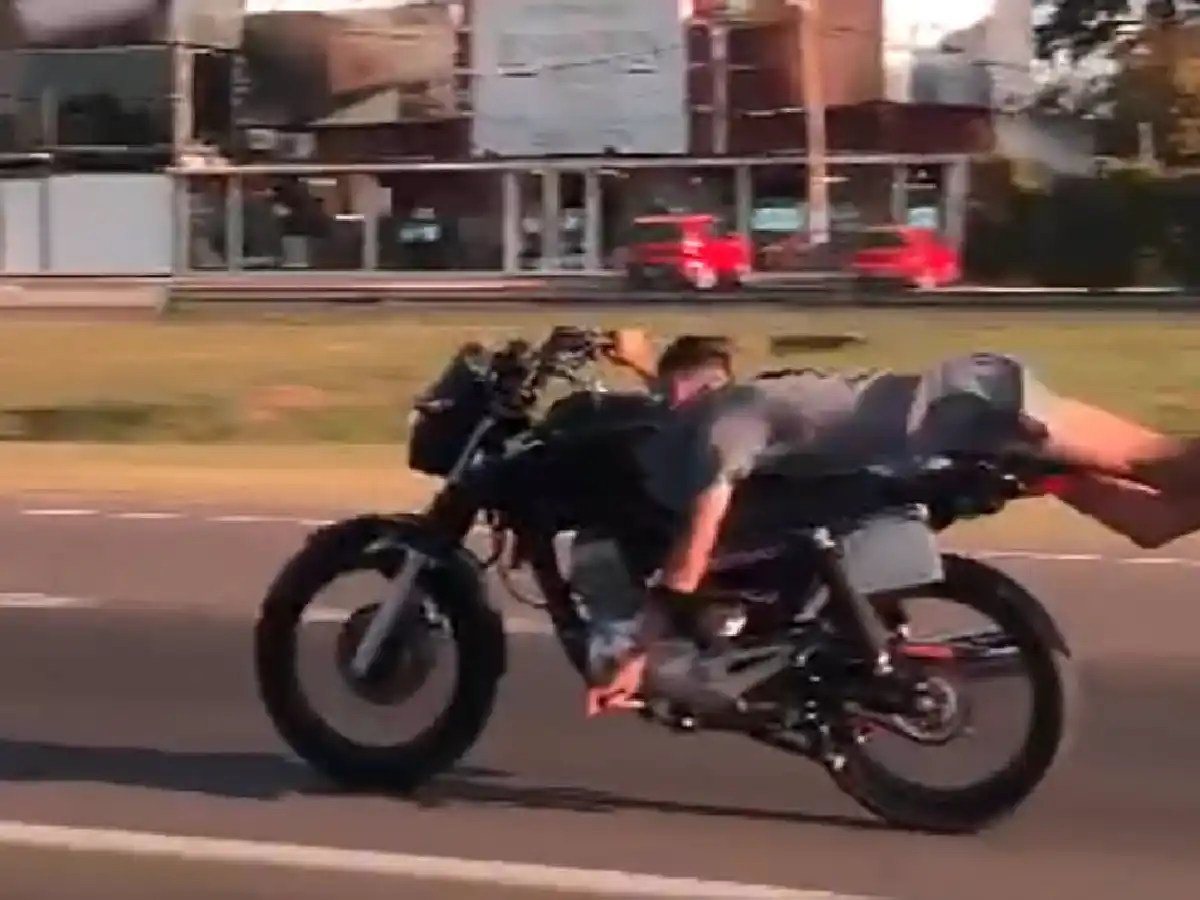 [Video] Buenos Aires: Circulaba en moto, acostado y a 130 kilómetros por hora