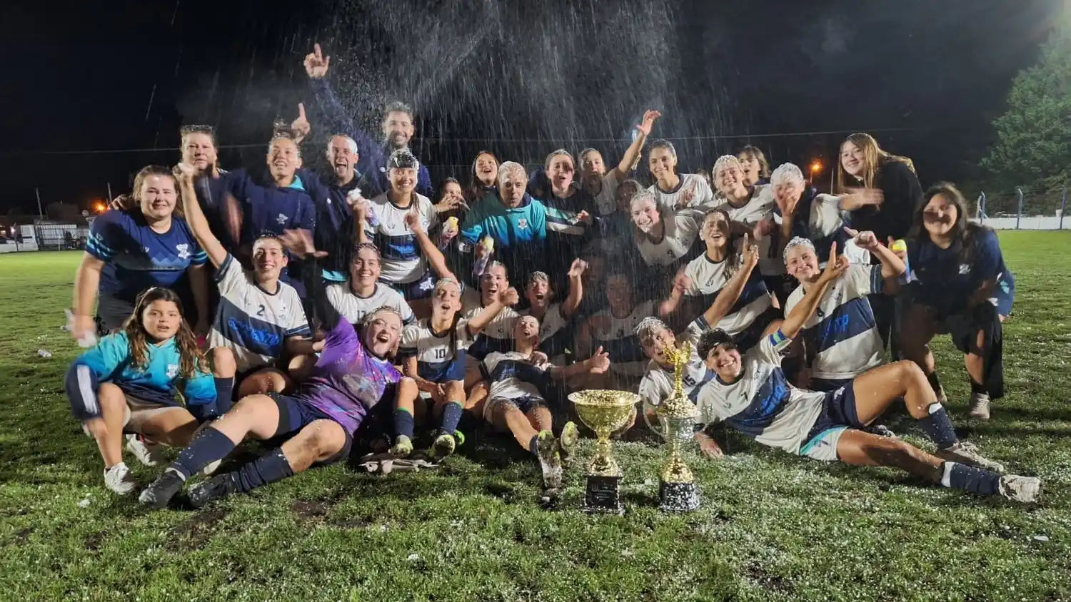 FOTO LIGA TANDILENSE DE FÚTBOL El festejo de Gimnasia, el mejor equipo del año.