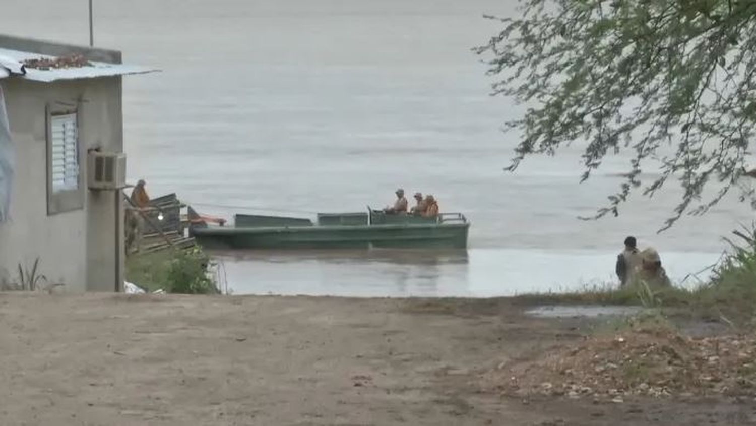 Encontraron en la costa efectos personales del soldado que se cayó en el río Paraná