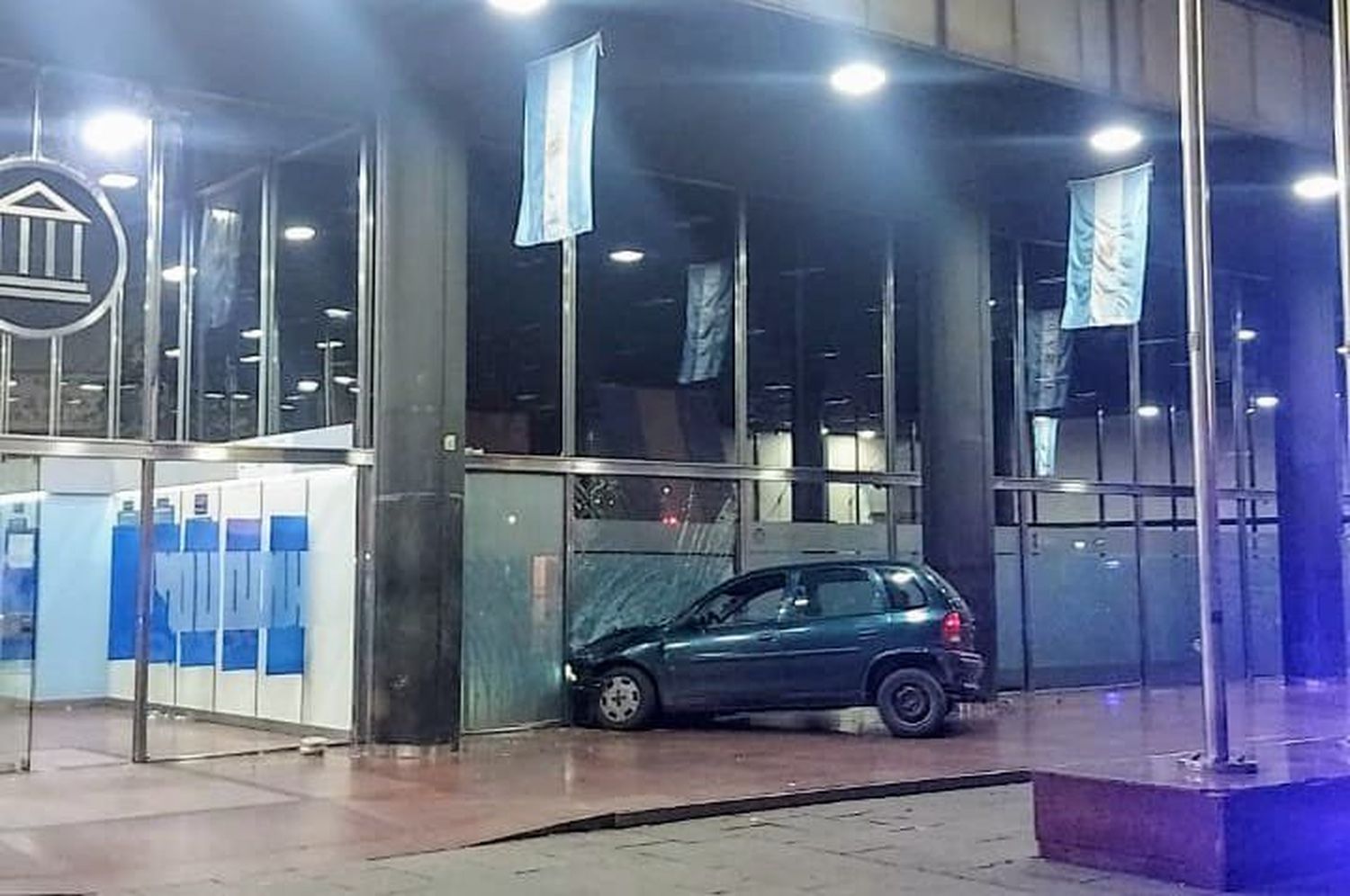 Noche de furia en Rosario: Estrelló su auto contra el Banco Nación porque no le otorgaron un crédito