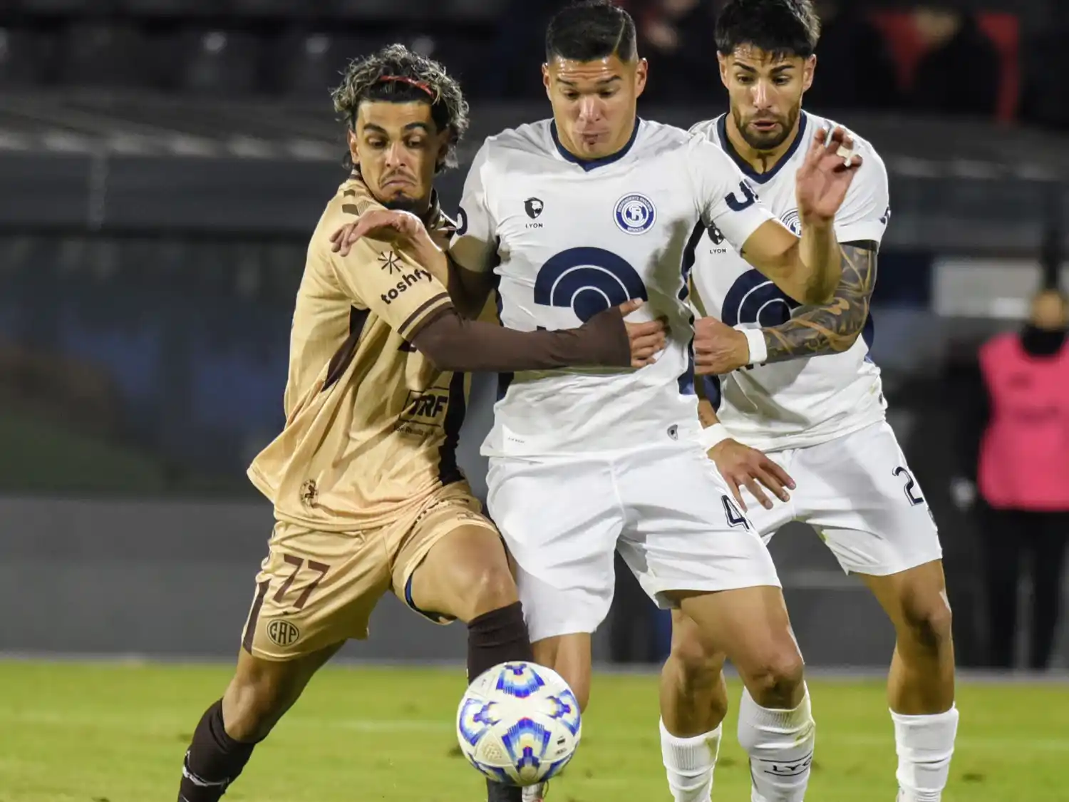 Platense no tuvo un buen estreno de su título de campeón.