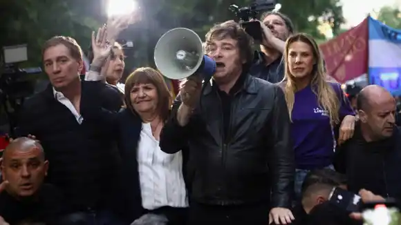 Javier Milei cierra la campaña en Rosario con todo el Gabinete y los principales candidatos